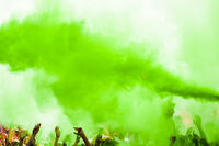 eksplozja-zielonego-koloru-holi-nad-tlumem.jpg